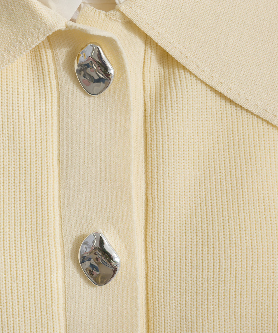 メタルボタン衿付きニットカーディガン