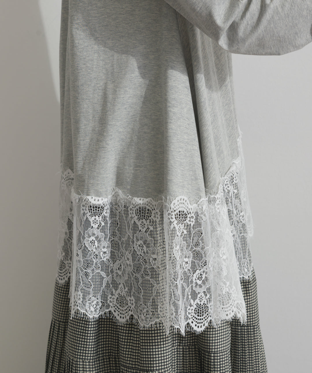 裾レースロングスリーブTシャツ