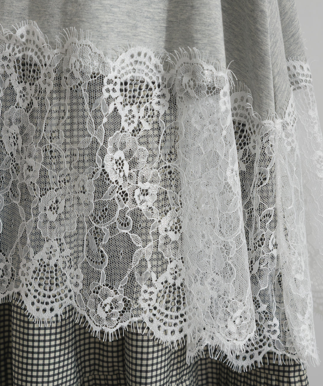 裾レースロングスリーブTシャツ