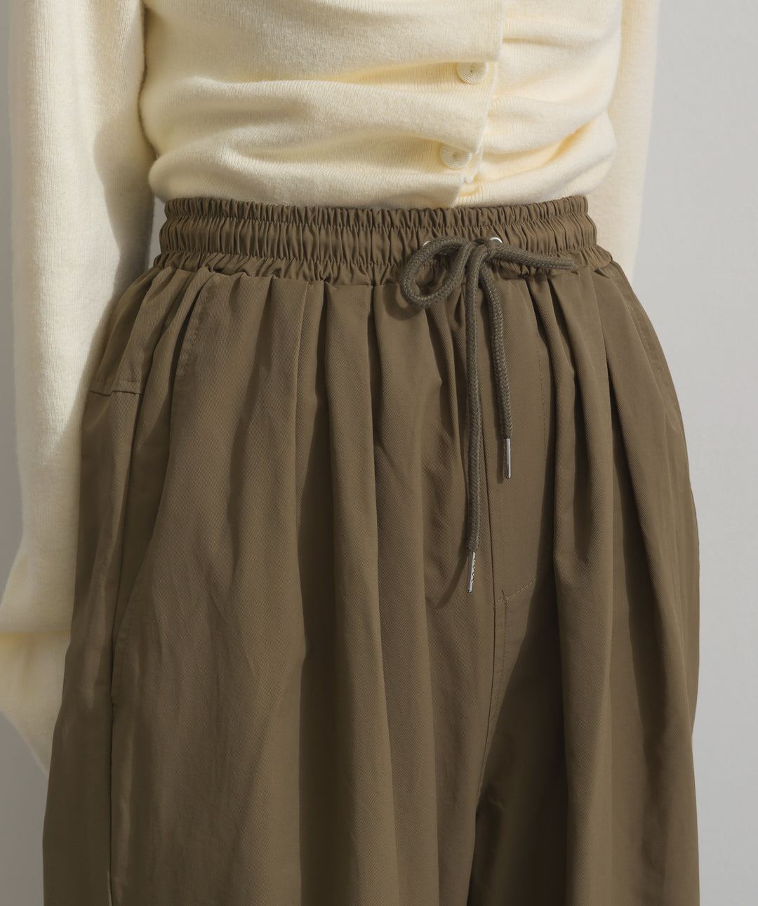 合繊ツイルスタンドウエスト巻きジョガーパンツ