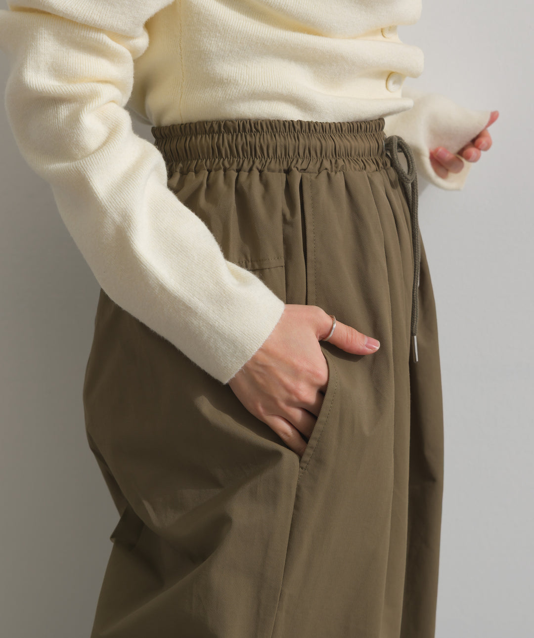 合繊ツイルスタンドウエスト巻きジョガーパンツ