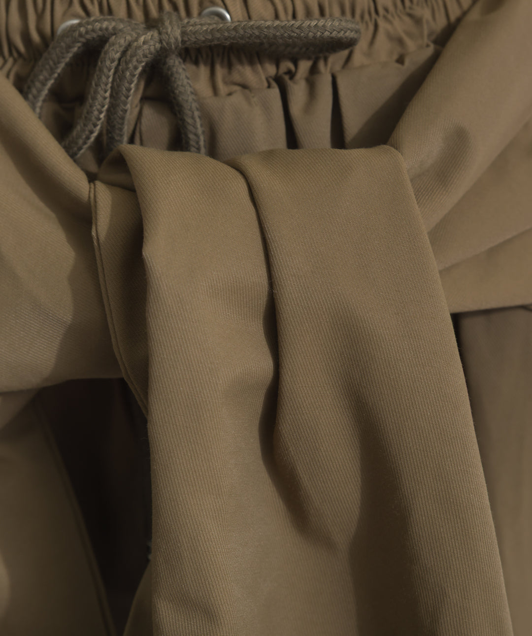 合繊ツイルスタンドウエスト巻きジョガーパンツ