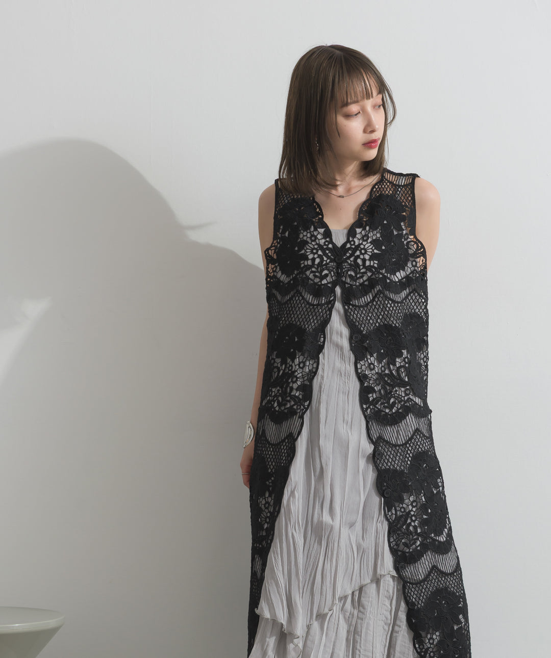 【SET】シアーシャーリングレイヤードキャミワンピース+フラワーデザインレースロングジレ+サイドスウェットドッキングデニム(3set)