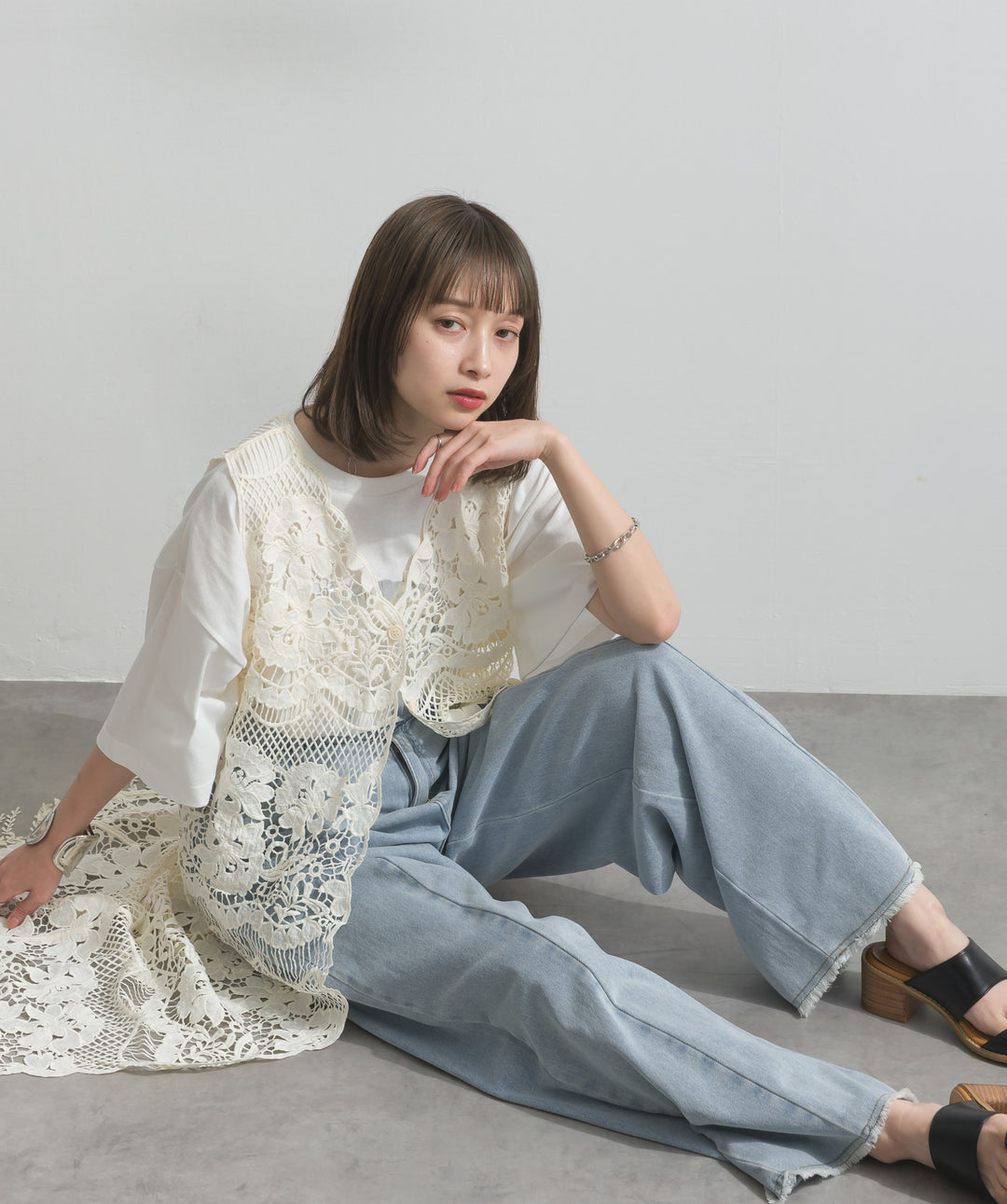 【SET】ニュアンス箔プリントTシャツ+フラワーデザインレースロングジレ+ツートーンバイカラーデニムパンツ(3set)