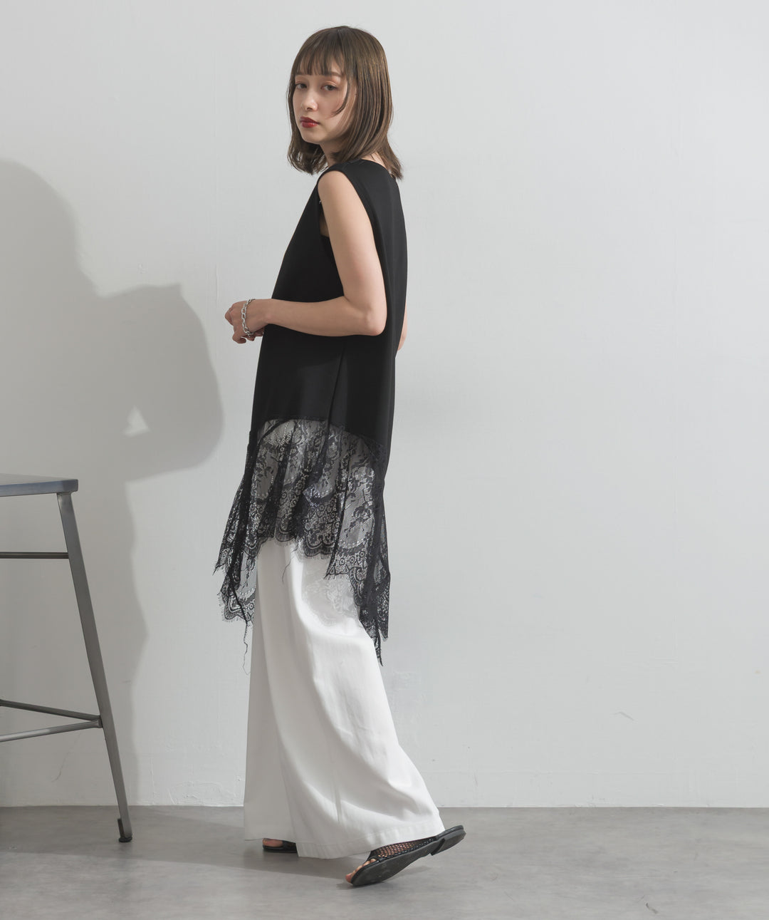 レースヘムレイヤードノースリーブトップス