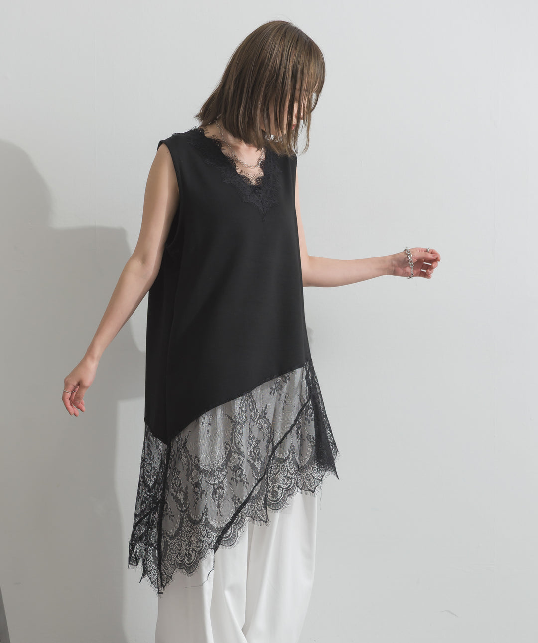 レースヘムレイヤードノースリーブトップス