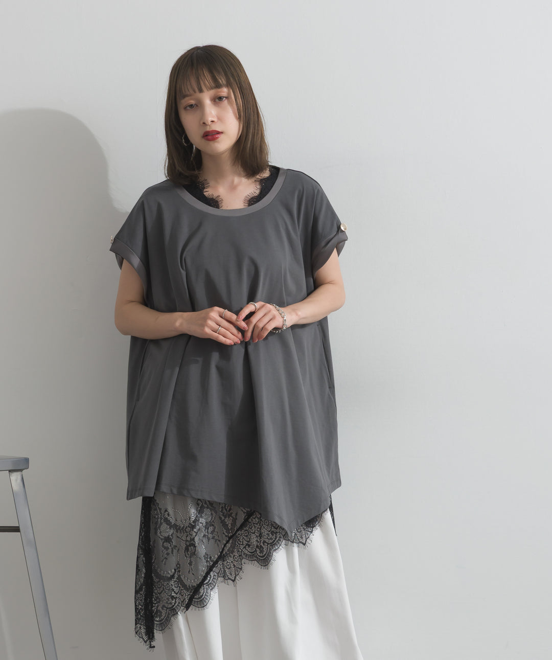 【SET】サテン部分使いアシメチュニックTシャツ+レースヘムレイヤードノースリーブトップス+タックワイドパンツ(3set)