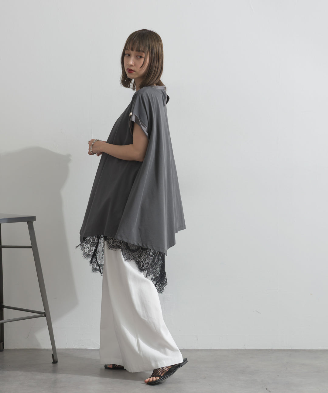 【SET】サテン部分使いアシメチュニックTシャツ+レースヘムレイヤードノースリーブトップス+タックワイドパンツ(3set)