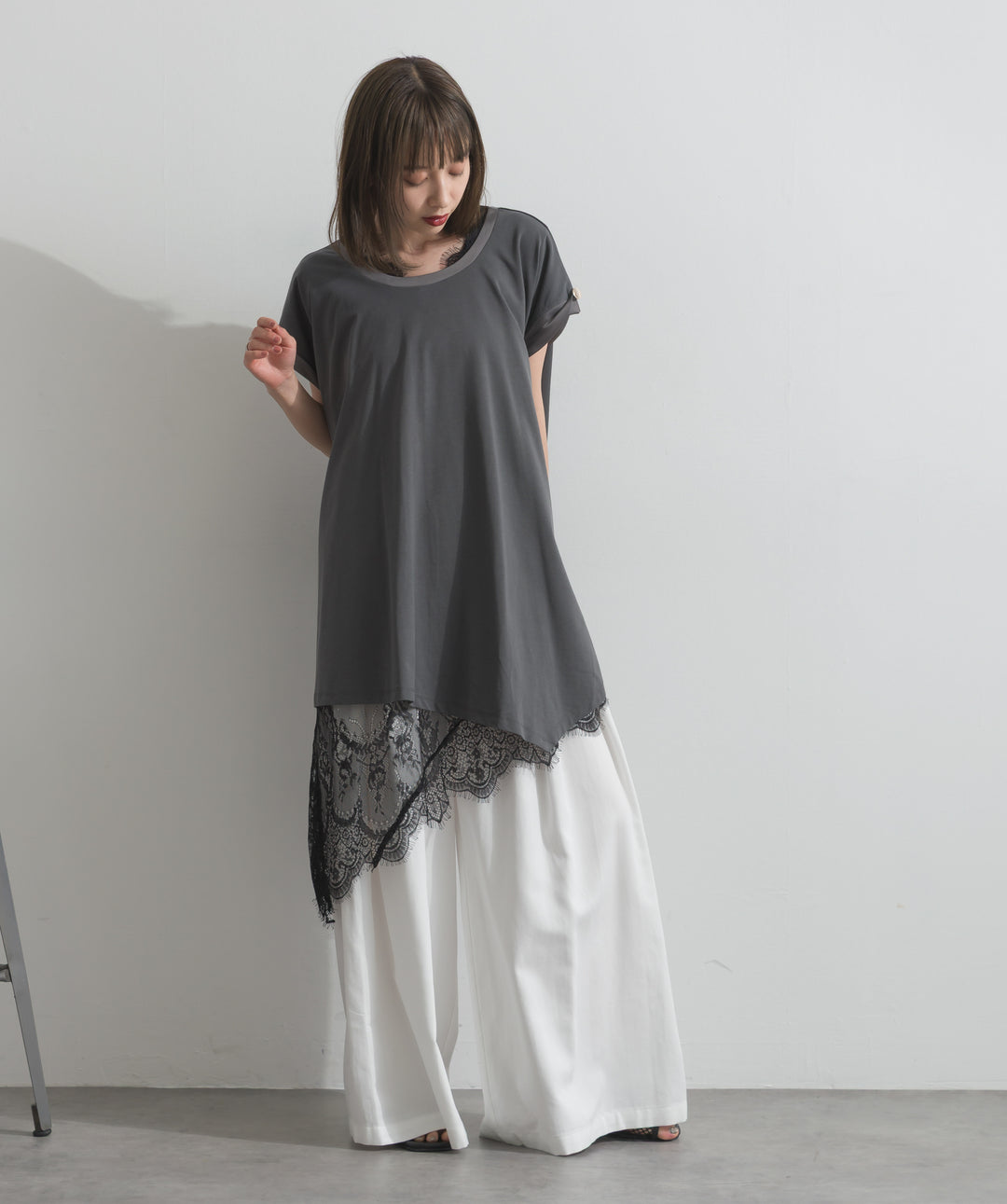 【SET】サテン部分使いアシメチュニックTシャツ+レースヘムレイヤードノースリーブトップス+タックワイドパンツ(3set)