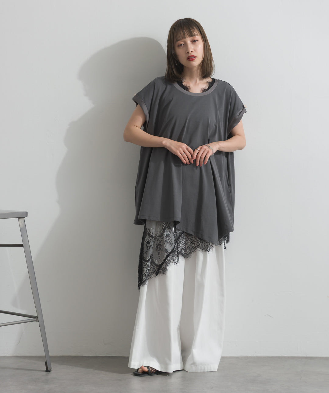 【SET】サテン部分使いアシメチュニックTシャツ+レースヘムレイヤードノースリーブトップス+タックワイドパンツ(3set)