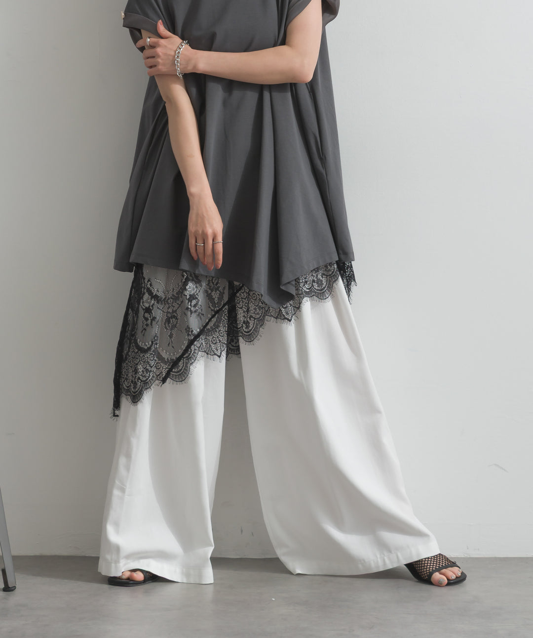 【SET】サテン部分使いアシメチュニックTシャツ+レースヘムレイヤードノースリーブトップス+タックワイドパンツ(3set)