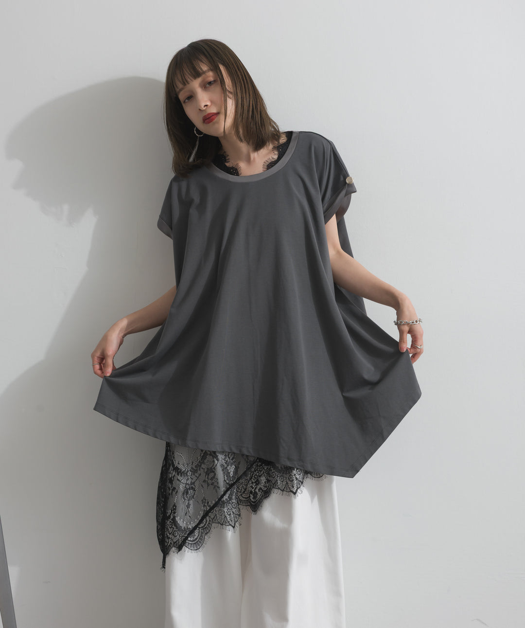 【SET】サテン部分使いアシメチュニックTシャツ+レースヘムレイヤードノースリーブトップス+タックワイドパンツ(3set)