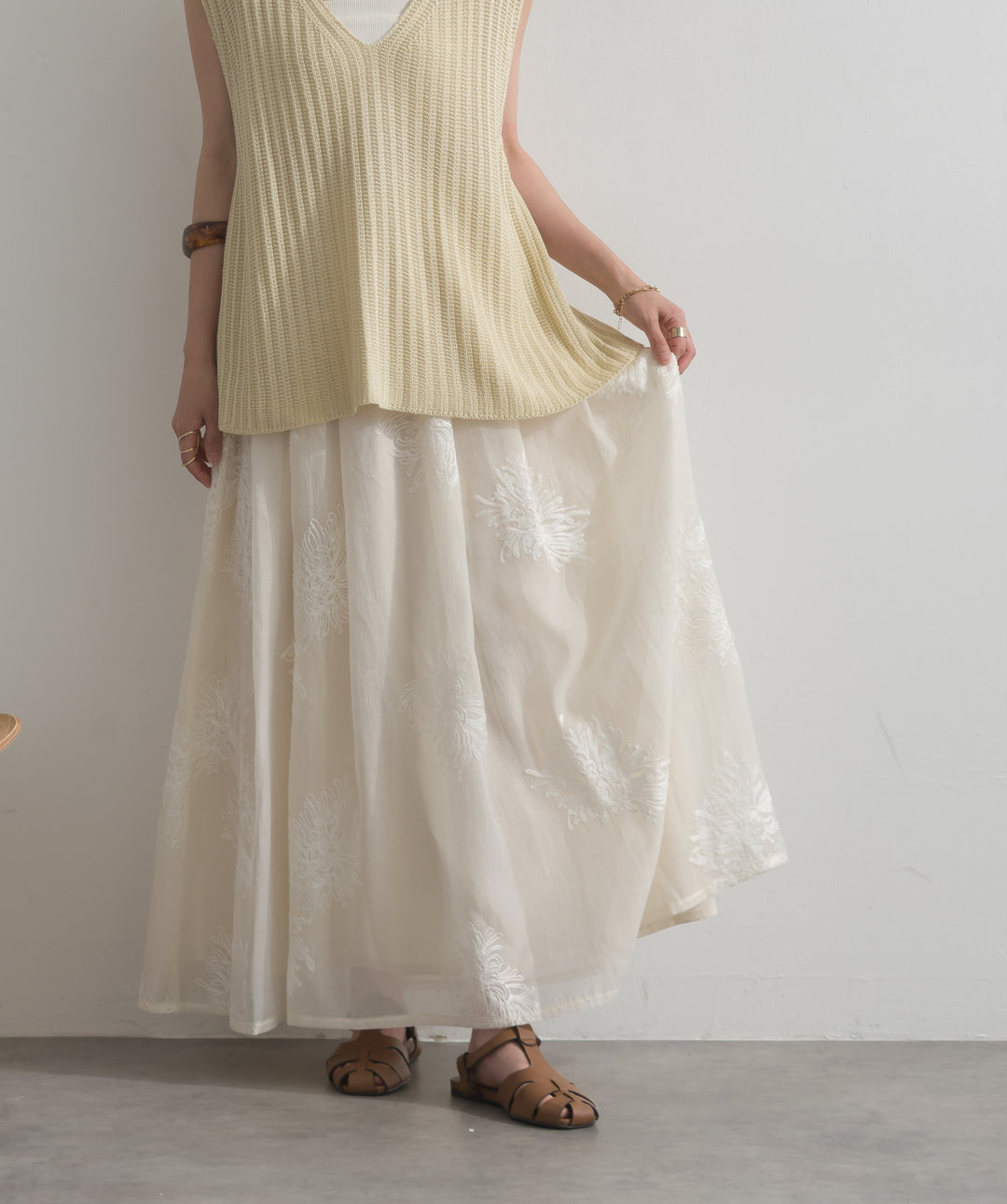 【SET】リブニットノースリーブトップス+フラワー刺繍シアースカート(2set)