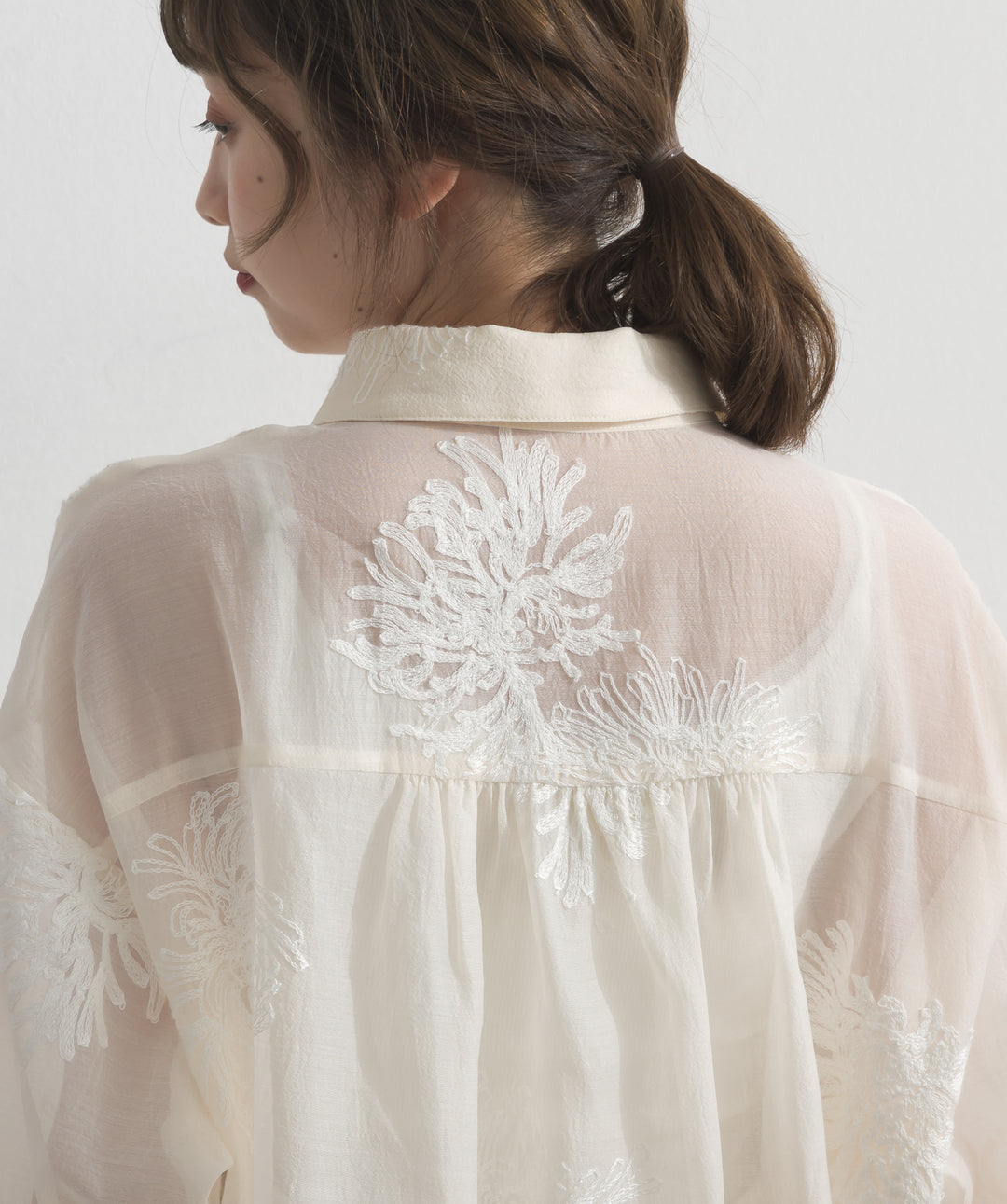 フラワー刺繍シアーシャツ