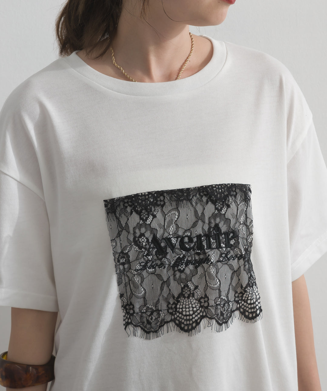 レースロゴ刺繍Tシャツ