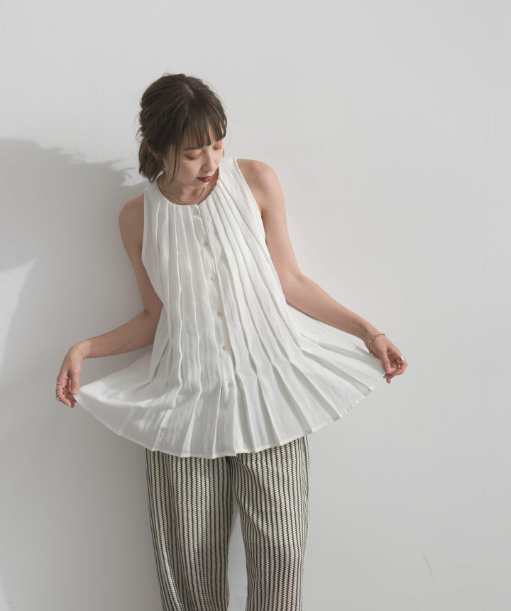 タックデザインノースリーブブラウス