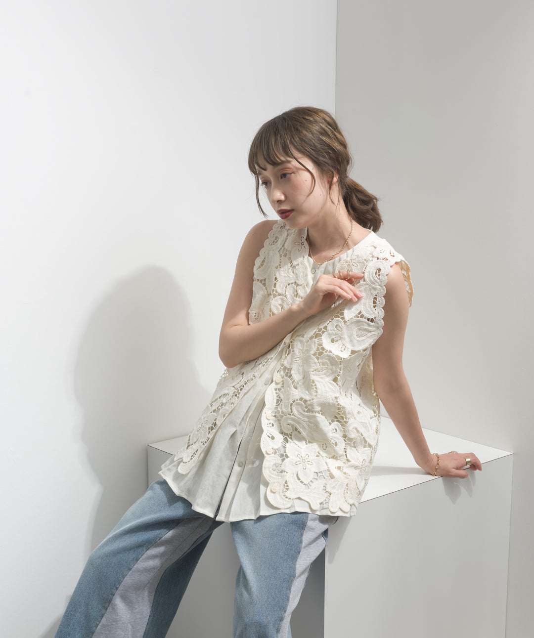 【SET】フラワーレースVネックノースリーブトップス+タックデザインノースリーブブラウス+サイドスウェットドッキングデニム(3set)