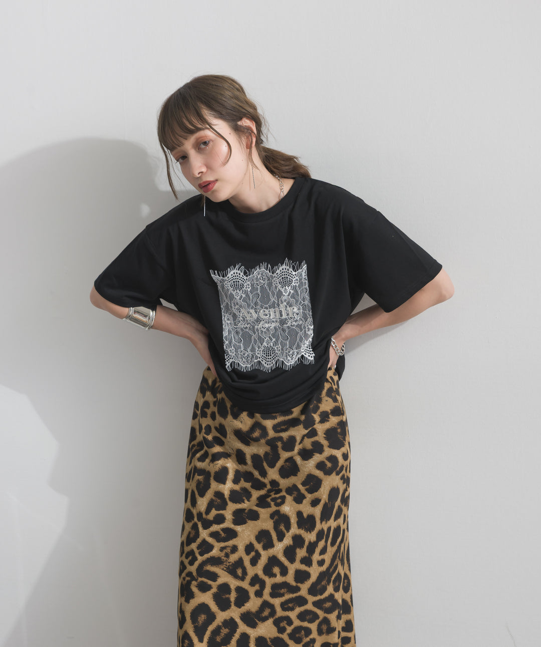 【SET】レースロゴ刺繍Tシャツ+レオパードサテンナロースカート(2set)