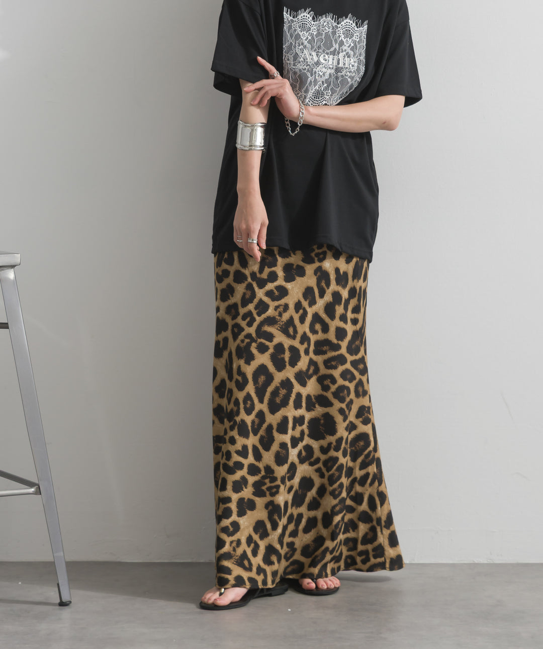 【SET】レースロゴ刺繍Tシャツ+レオパードサテンナロースカート(2set)