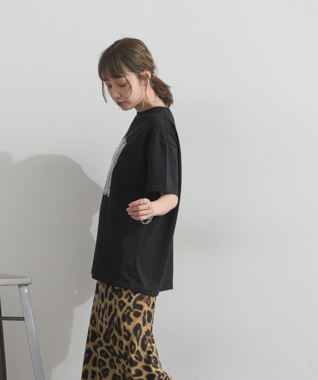 【SET】レースロゴ刺繍Tシャツ+レオパードサテンナロースカート(2set)