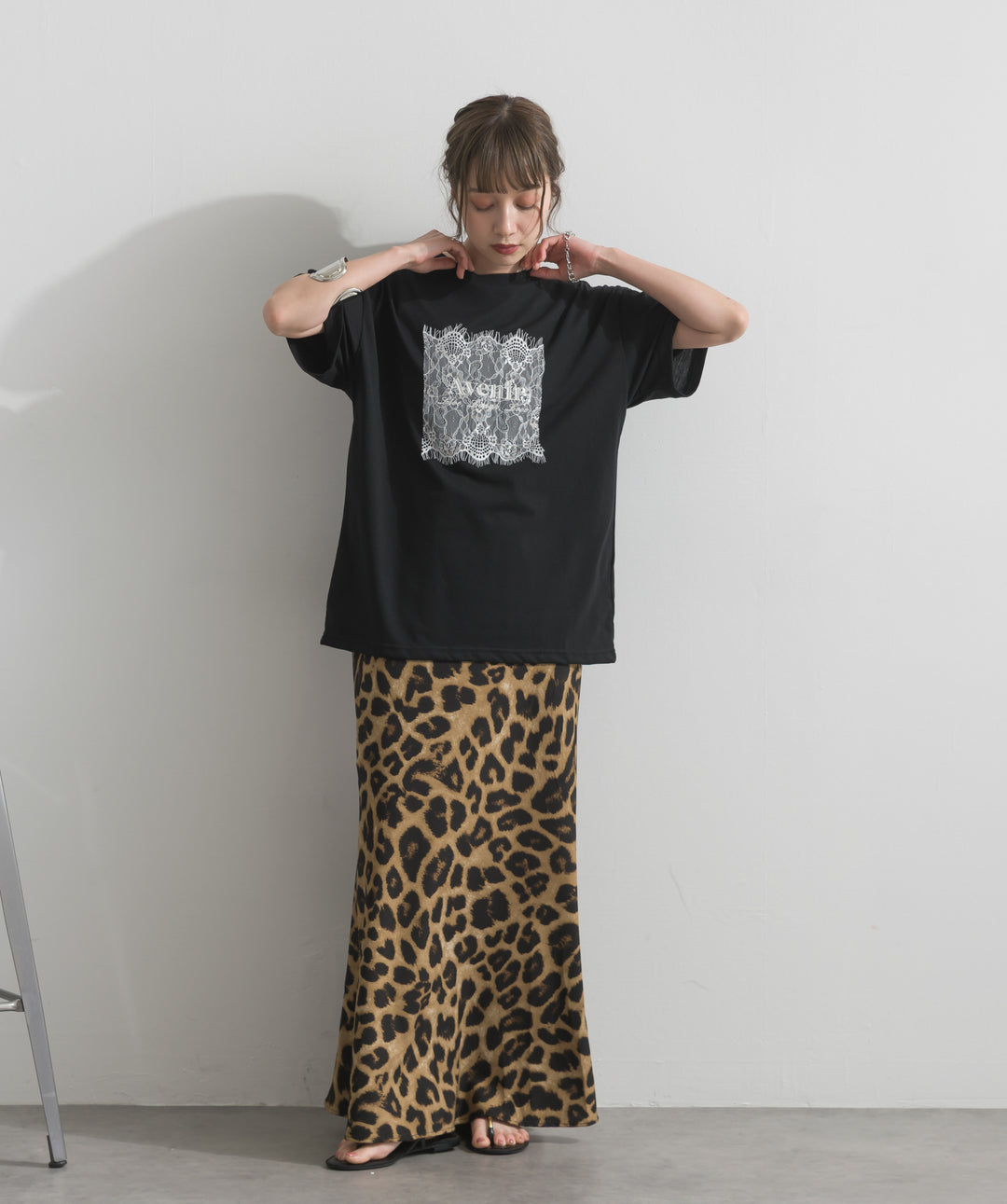 【SET】レースロゴ刺繍Tシャツ+レオパードサテンナロースカート(2set)