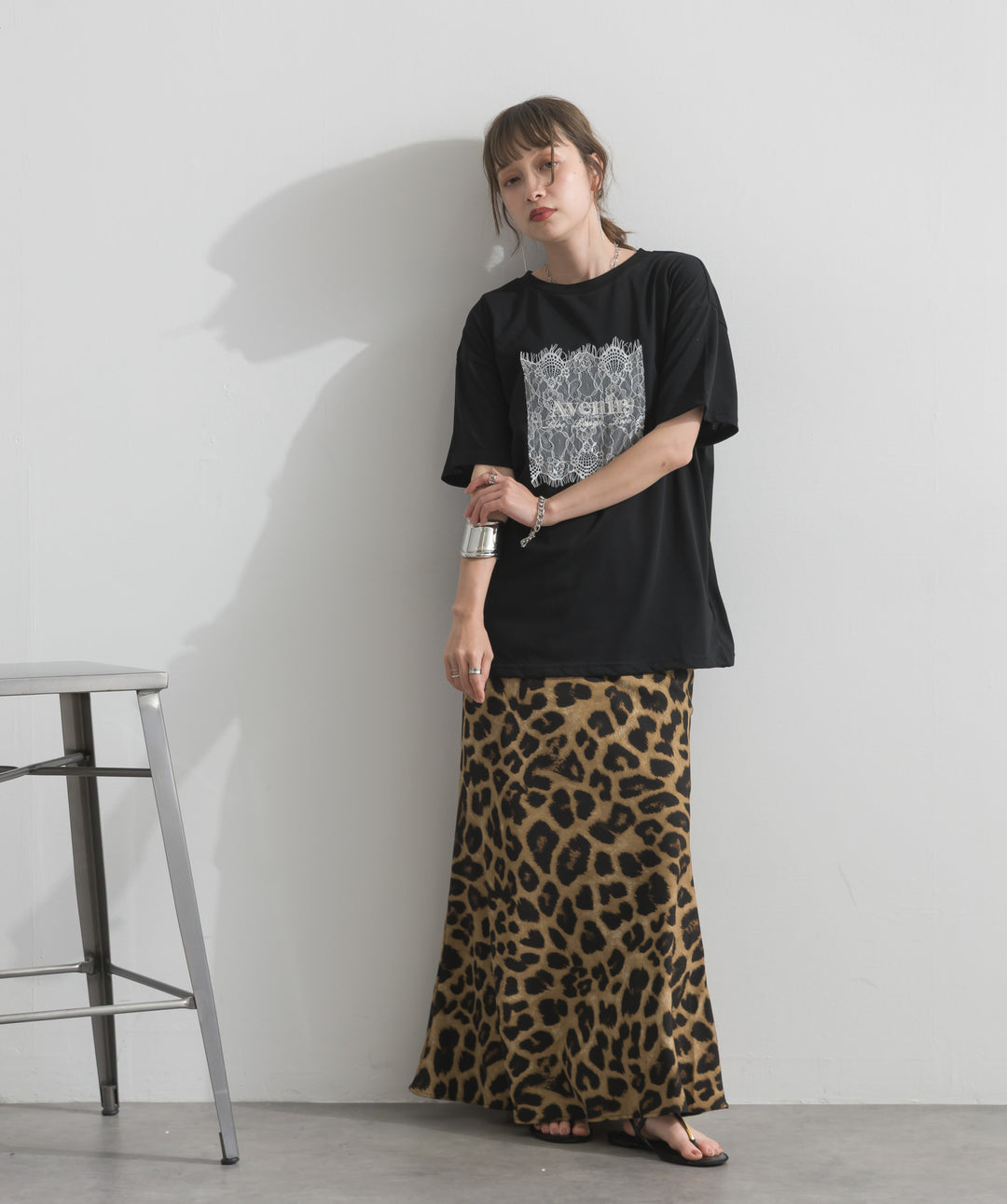 【SET】レースロゴ刺繍Tシャツ+レオパードサテンナロースカート(2set)