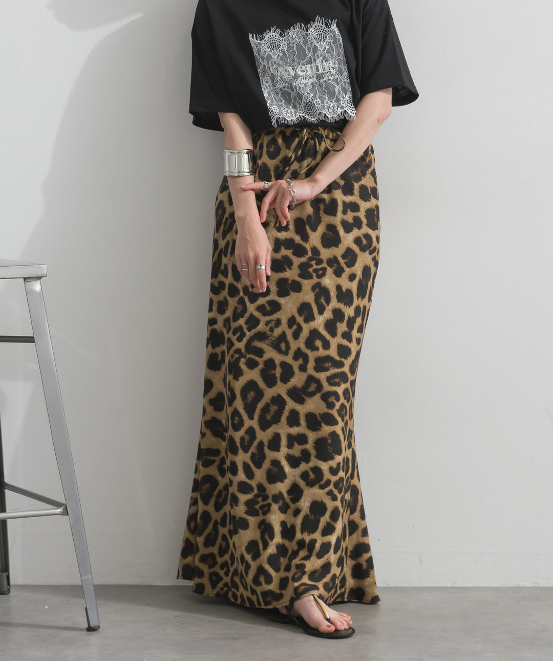 【SET】レースロゴ刺繍Tシャツ+レオパードサテンナロースカート(2set)