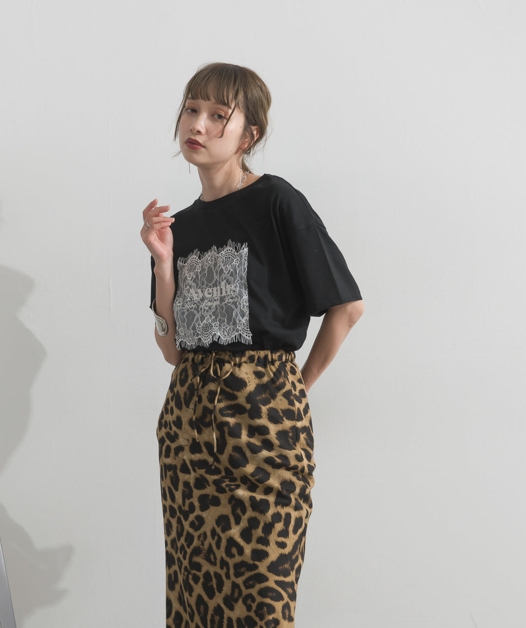 【SET】レースロゴ刺繍Tシャツ+レオパードサテンナロースカート(2set)