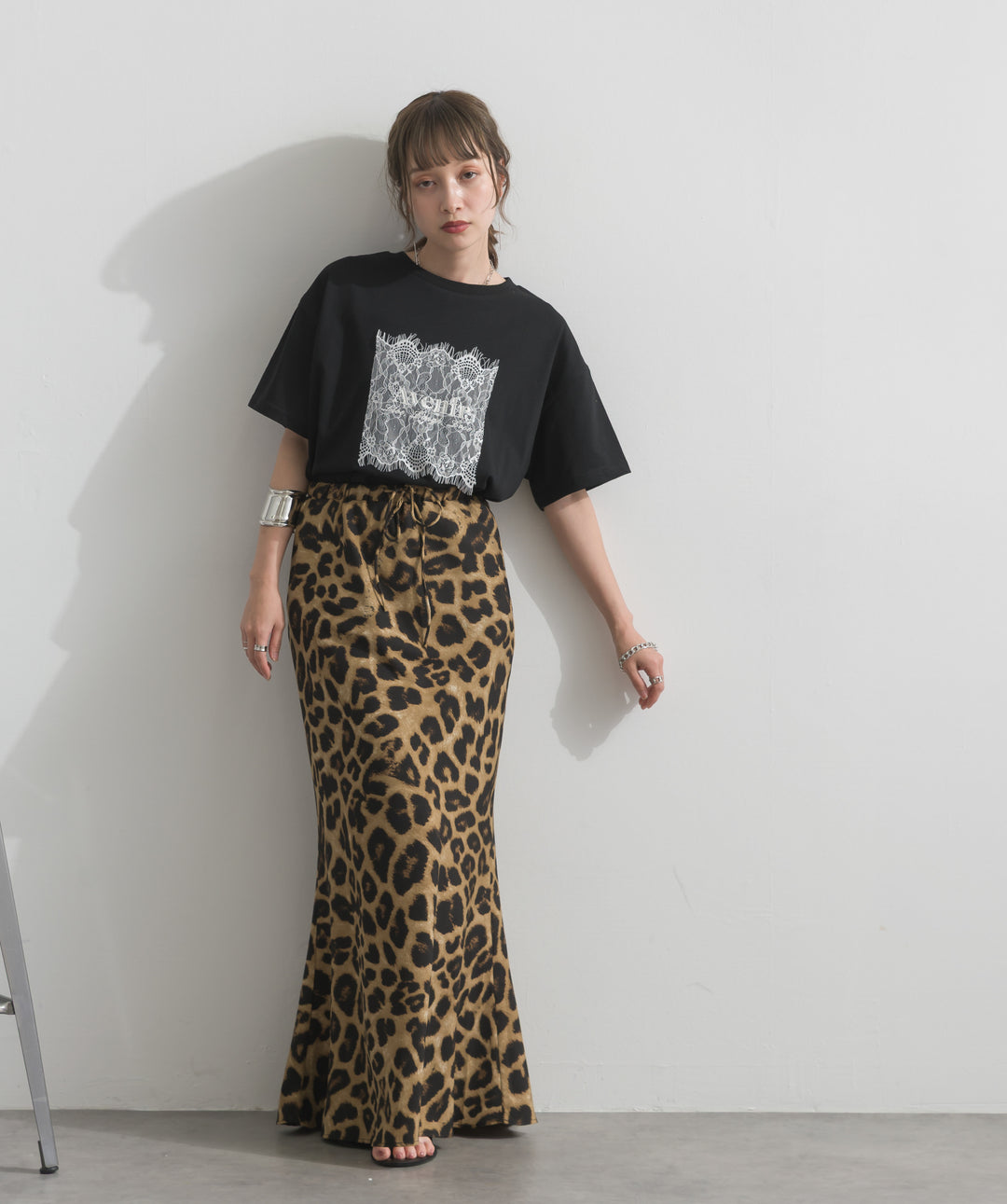 【SET】レースロゴ刺繍Tシャツ+レオパードサテンナロースカート(2set)