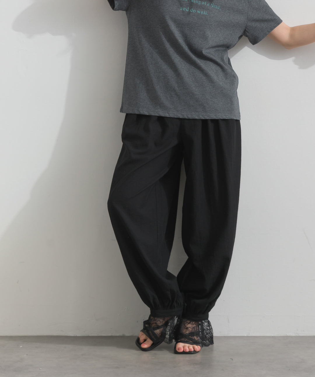 【SET】ロゴクルーネックTシャツ+レースヘムバルーンパンツ(2set)