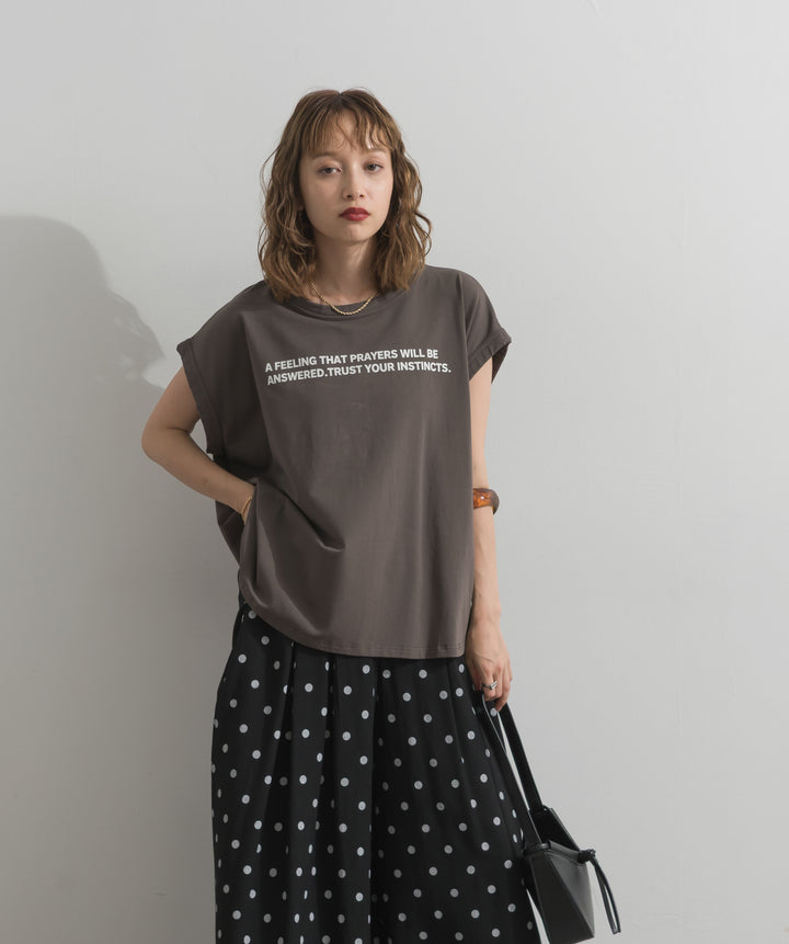 ボックスシルエットロゴノースリーブトップス