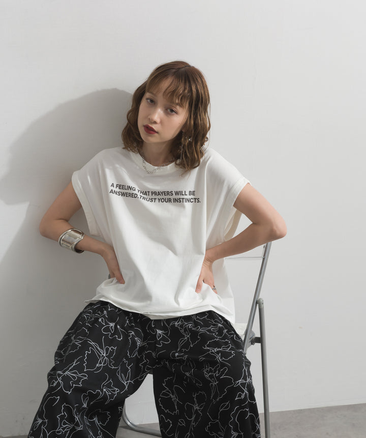 ボックスシルエットロゴノースリーブトップス
