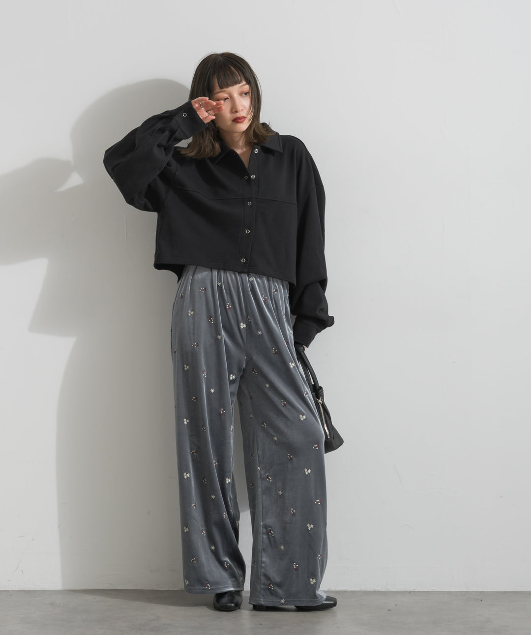 ベロア刺繍リラックスパンツ