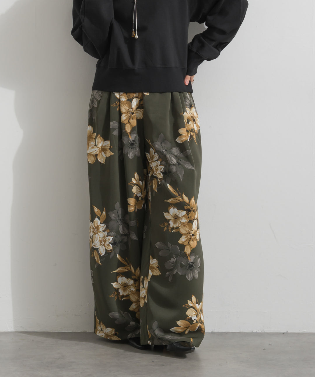 【SET】バックオープンギャザースウェット+フラワープリントタックワイドパンツ(2set)